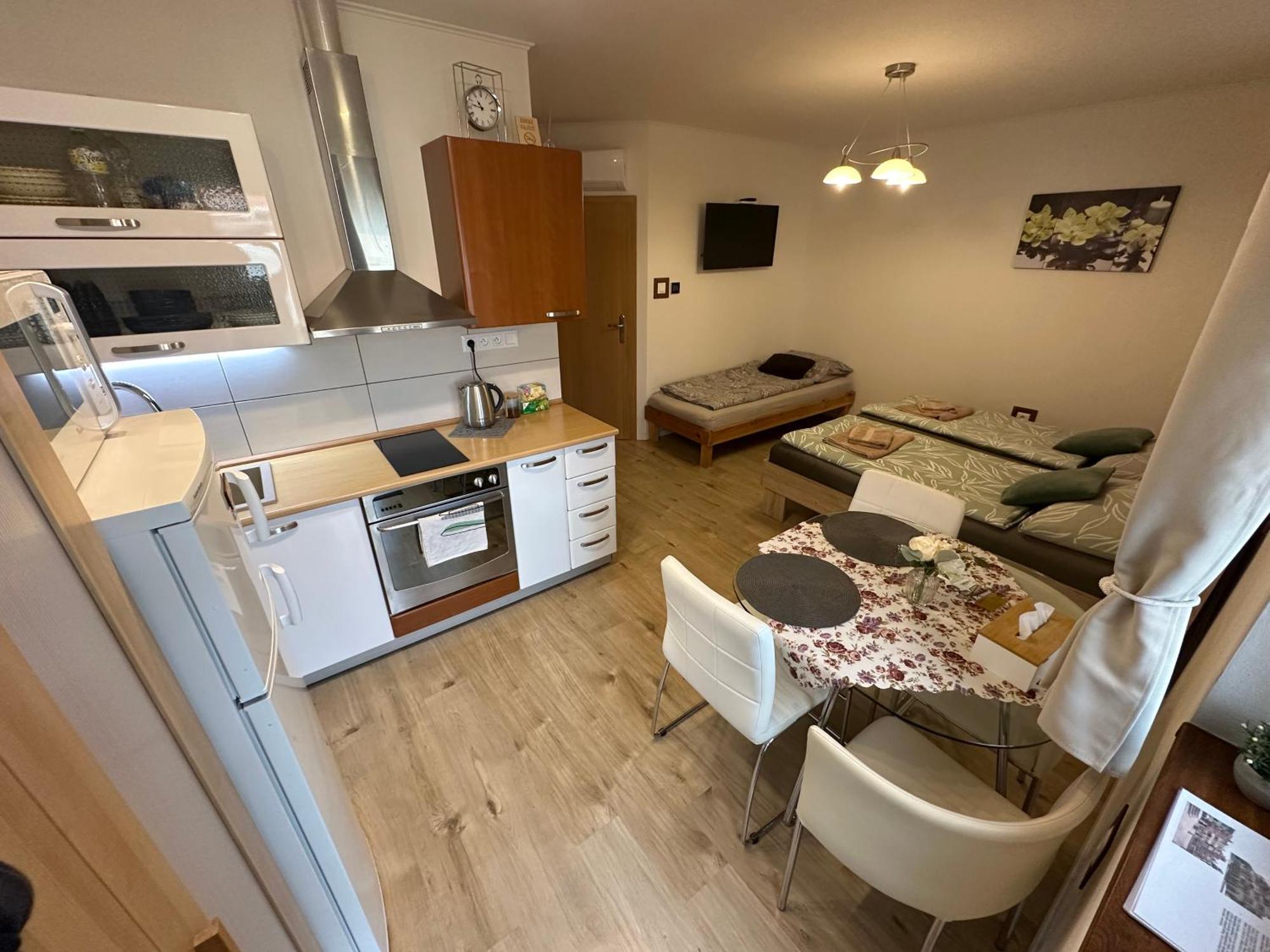 Apartman Losonci Nesvady- Pre 2 Osoby Studio Zewnętrze zdjęcie